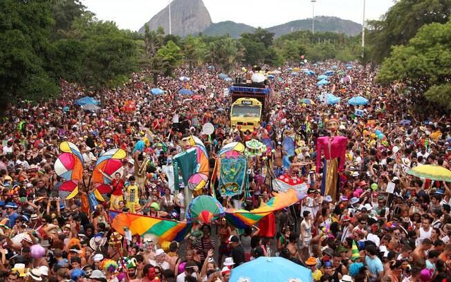 Aterro do Flamengo tomado por foliões do bloco Orquestra Voadora em 2012