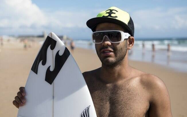 Derek Rabelo é cego, mas conseguiu ser um surfista profissional