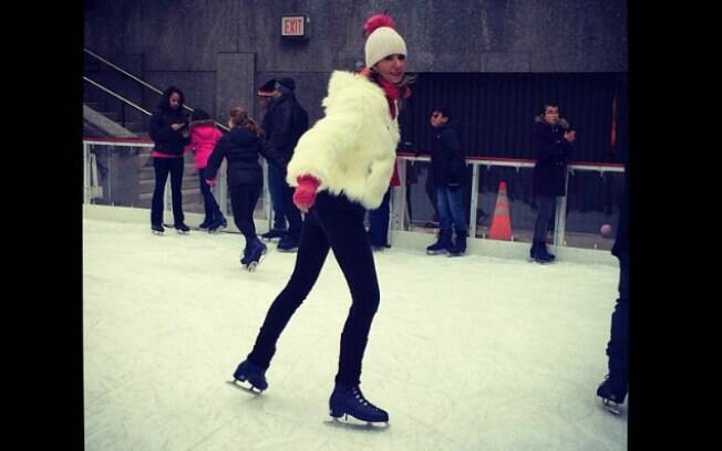 Luciana Gimenez patina no gelo em Nova York