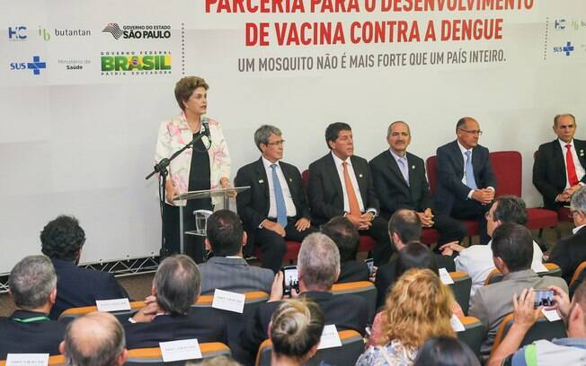 Dilma Rousseff na assinatura de contrato entre o Ministério da Saúde e o Instituto Butantan