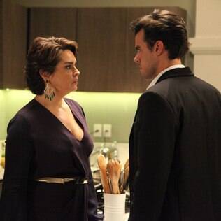Beatriz sai em defesa de Cláudio e se irrita com Enrico