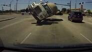 Câmera flagra acidente com caminhão de cimento