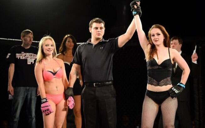 O LFC é uma mistura de MMA com WWE e as lutadoras usam apenas lingerie nos combates. Foto: Divulgação/LFC