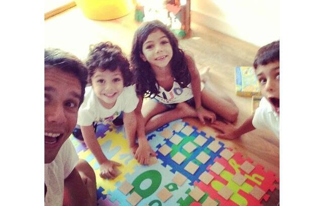 Márcio Garcia brinca com os filhos, Pedro, Felipe e Nina nesta terça-feira (23). 