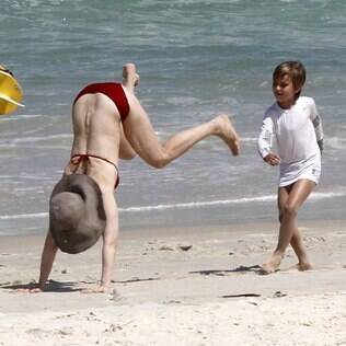 Fernanda Torres brinca com o filho Antônio na praia