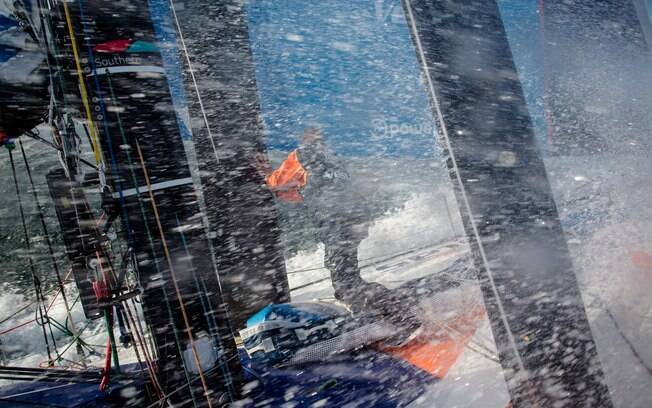 Barcos encaram vento forte e ondas grandes na segunda etapa da Volvo Ocean Race