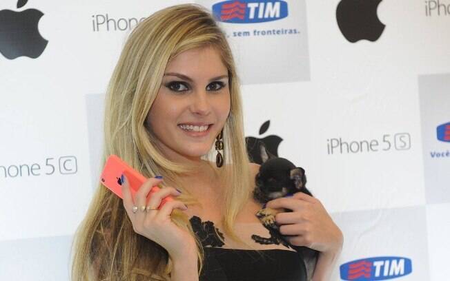 Bárbara Evans no lançamento do iPhone 5S em um shopping de São Paulo
