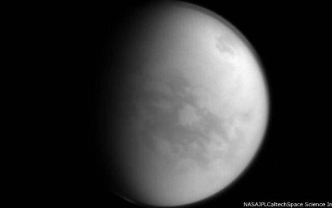 Foto de Titã, a lua gelada de Saturno, colhida pela missão Cassini em 8 de janeiro de 2015, de uma distância de cerca de 1,9 milhões de quilômetros