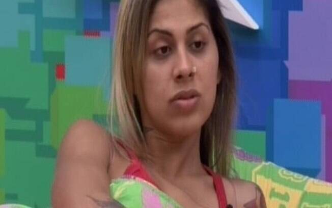 Vanessa não se mostra confortável com a ideia de posar nua ao lado de Clara