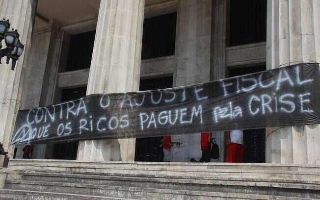 No Rio de Janeiro, manifestantes usaram a mesma estratégia de São Paulo e Brasília com um ato em frente ao escritório do Ministério da Fazenda
