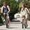 Miley em passeio com o noivo Liam Hemsworth: shortinho jeans, All Star e regata branca. Foto: Brainpix