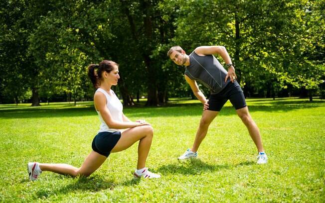 O alongamento fortalece grupos musculares%2C corrige a postura e evita a ocorrência de cãimbras