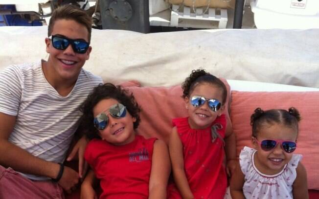 Ronaldo postou em seu Twitter uma foto dos quatro filhos em passeio de barco