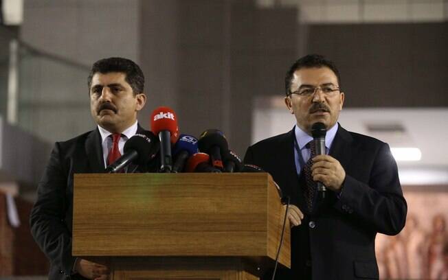 Chefe de Segurança Selami Altinok, à dir., e o vice-procurador-geral da Turquia, Orhan Kapici, falam com a imprensa em Istambul (31/03)