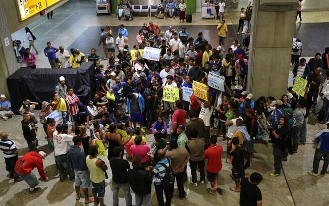 Grupo de cerca de cem manifestantes ocupou saguão de embarque do Aeroporto Internacional de Cumbica, em Guarulhos (SP)