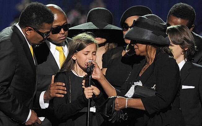 Filhos de Michael Jackson dão o último adeus ao pai em uma cerimônia pública no ginásio Staples Center, em Los Angeles