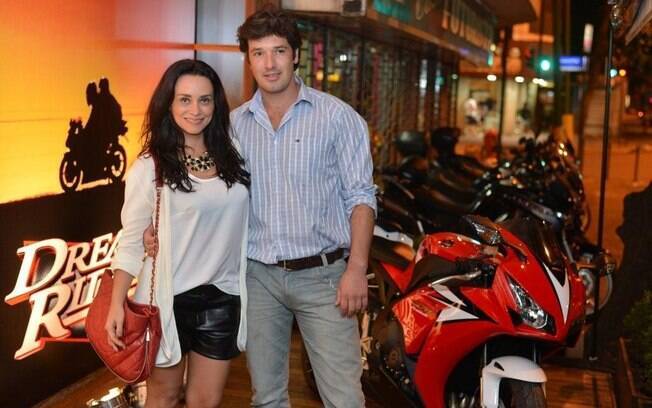 Suzana Pires chegou com o namorado Diogo Sacco