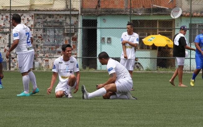 Naldo joga futebol com o filho e comemora gol carregando Pablo no colo