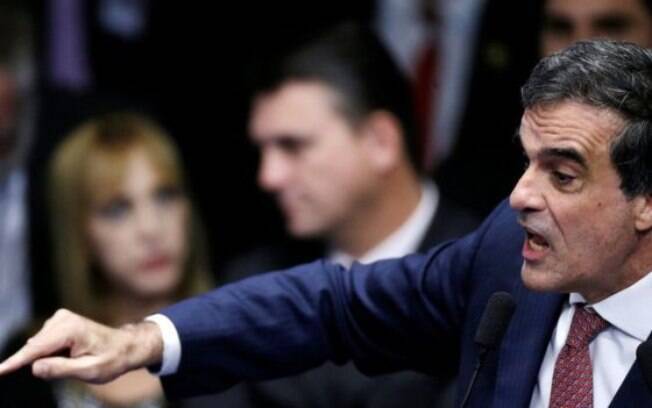 Defesa de Dilma argumenta que decretos remanejam recursos e não ampliam despesas