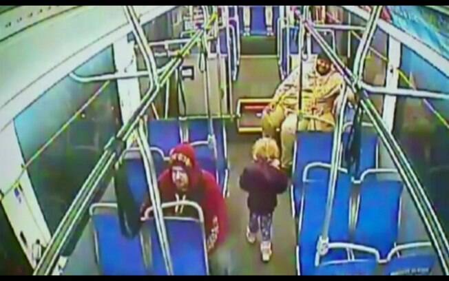 Menina de 4 anos pega ônibus sozinha na madrugada atrás de 'raspadinha'