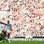 O argentino Carlitos Tevez aproveita a bobeira da defesa do Liverpool e marca o9 gol de empate para o Manchester City no clássico da Inglaterra. Foto: Getty Images