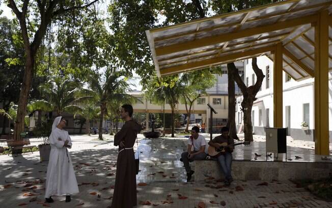 Jovens esperam chegada do papa Francisco no Rio de Janeiro