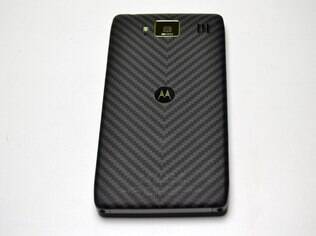 Traseira do Razr HD é coberta por kevlar