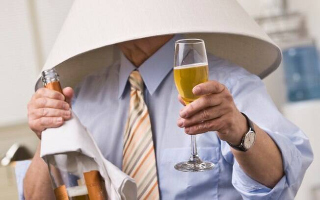 Discretamente, retire de cena aquele convidado que bebeu demais e está pagando mico na festa
