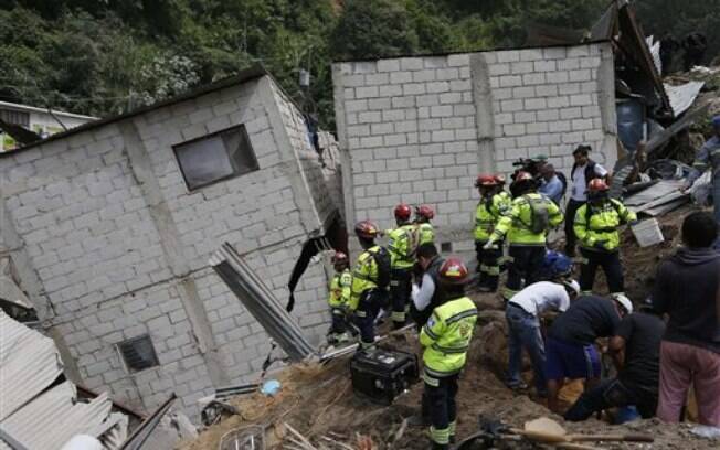 Famílias precisaram sair de suas casas após desabamento