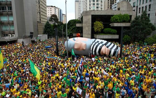 Boneco inflável que representa o ex-presidente Lula como presidiário é erguido em São Paulo