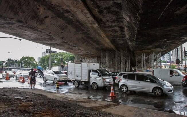 Viaduto chegou a temperatura de mil graus e precisou ser interditado