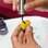 Faça o mesmo com um esmalte roxo. Usamos o “Grape” da Revlon . Foto: Edu Cesar/Fotoarena
