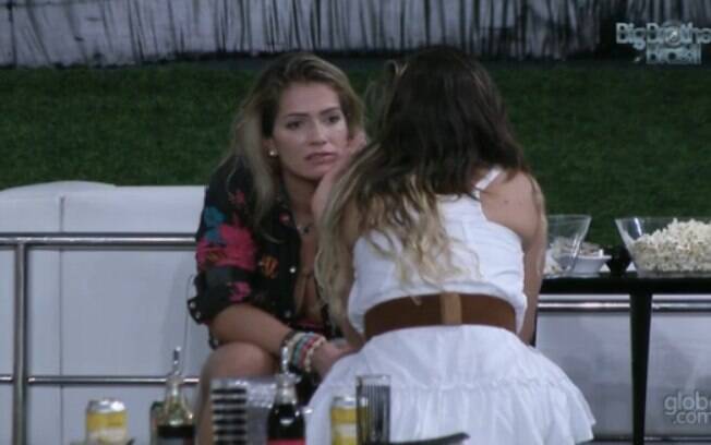 Fani e Anamara conversaram na área externa