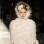 Capa com plumas é mais adequada para um frio rigoroso, mas deixa o look da noiva bem requintado. De Chanel. Foto: Getty Images
