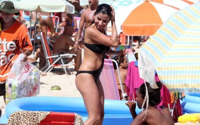 Ana Lima curte feriado na praia do Leblon, no Rio, e exibe corpo em plena forma