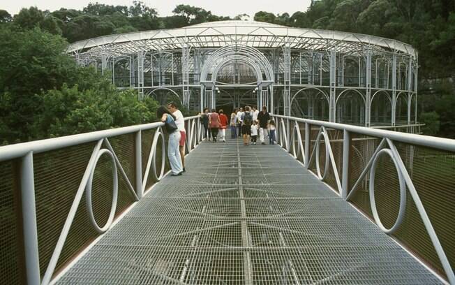 Inaugurada em 1992, a Ópera de Arame serve de palco para os mais variados tipos de espetáculo
