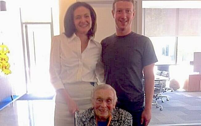 Florence Detlor, com Sheryl Sandberg e Mark Zuckerberg na sede do Facebook