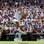 Roger Federer salta para aplicar um smash em Andy Murray. Foto: Getty Images