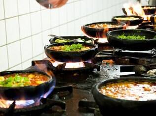 Moqueca capixaba sendo preparada em um restaurante de Vitória