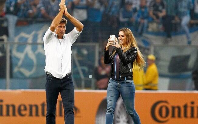 Carol Portaluppi comemora dentro de campo com seu pai, Renato Gaúcho