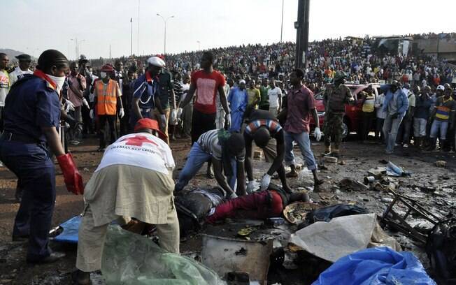 20 de maio - Bombas foram detonadas quase simultaneamente em Jos, na Nigéria, matando 118 e ferindo outros 56: uma em um mercado e a outra nas proximidades de um hospital. Foto: AP