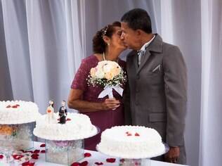 Isabel e Agenor diante do bolo de casamento