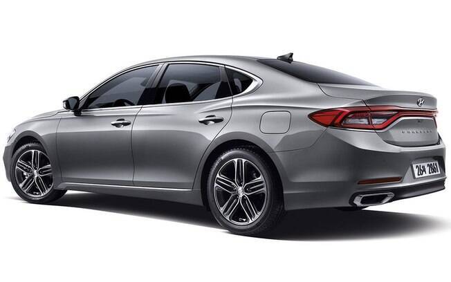 Na nova geração, o Hyundai Azera manteve os vincos laterais mais proeminentes, enquanto adota elementos de design do sedã de luxo Genesis e a nova grade do i30. Na nova geração, o Hyundai Azera manteve os vincos laterais mais proeminentes, enquanto adota elementos de design do sedã de luxo Genesis e a nova grade do i30.