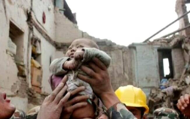 Bebê é retirado de escombros dias após terremoto no Nepal (28/04)