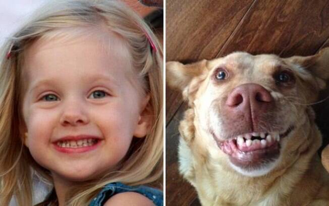 Uma menina e um cachorro dando aquele sorrisão.