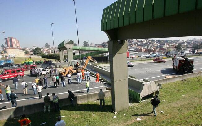 Caminhão derruba passarela na Imigrantes, em São Paulo, mata uma pessoa e interdita a rodovia (29/06/2010)