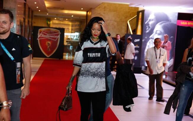 Com bandeira do Brasil pintada no pescoço e nome de Pelé no rosto, Rihanna deixa hotel a caminho do Maracanã, palco da Final da Copa do Mundo