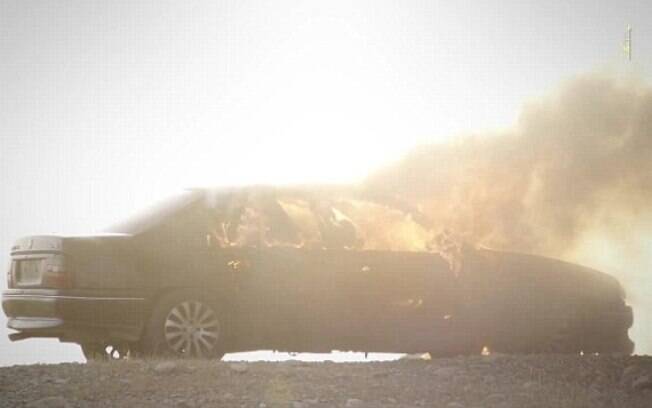 Em outro vídeo, Estado Islâmico usa morteiro para explodir um veículo com prisioneiros . Foto: Reprodução/Estado Islâmico