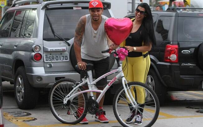 Naldo deu uma bicicleta de presente para sua esposa, a Mulher Moranguinho 