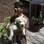 
Jovem sai à rua com cachorro depois de deixar sua casa na Cidade do México
. Foto: AFP